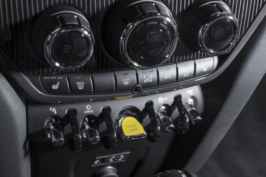 Детали интерьера Mini Cooper S E Countryman ALL4 (F60) 2017 года  (WW) (фото 101 из 173)